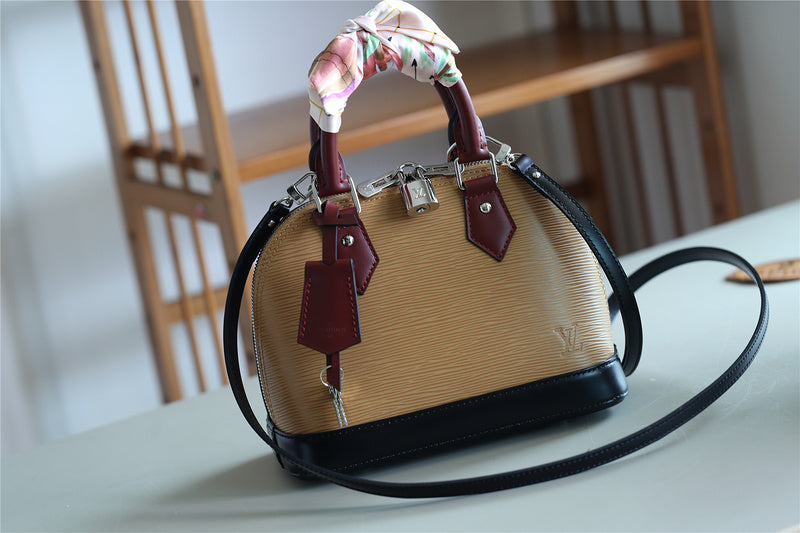 Fan Fashion Lu-Vi bags - 8263
