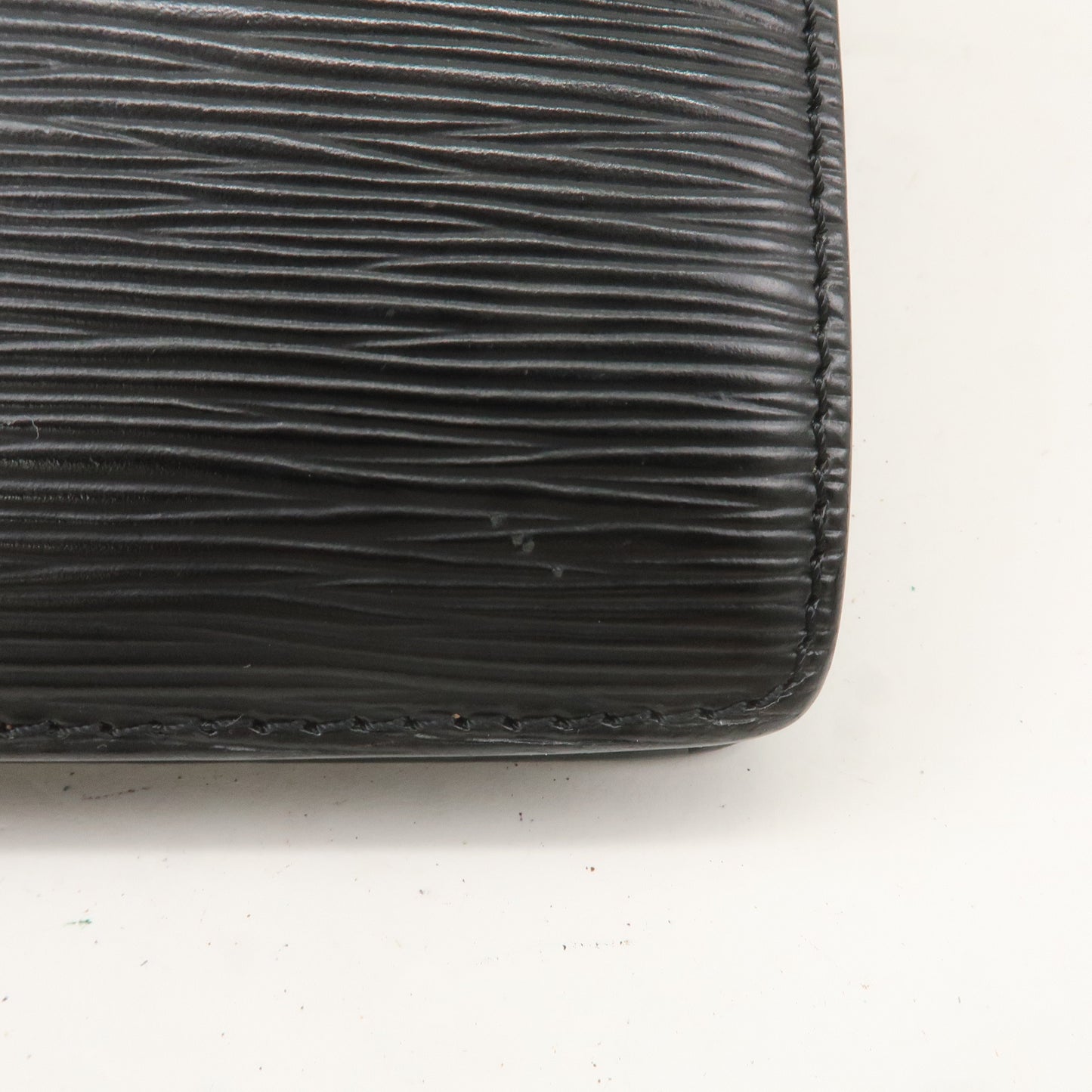 Louis Vuitton Epi Capucines Shoulder Bag Noir Black M52342