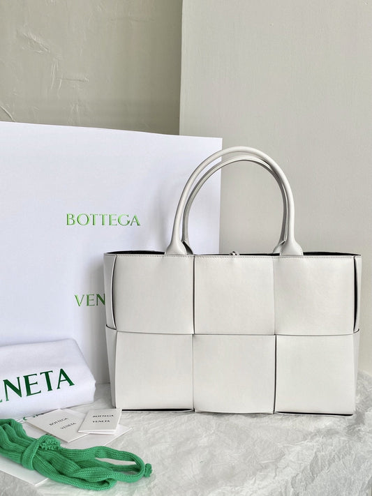 BV Arco Tote Bag For Women 16.14in/41AmeliaIn White 609175VMAY39041