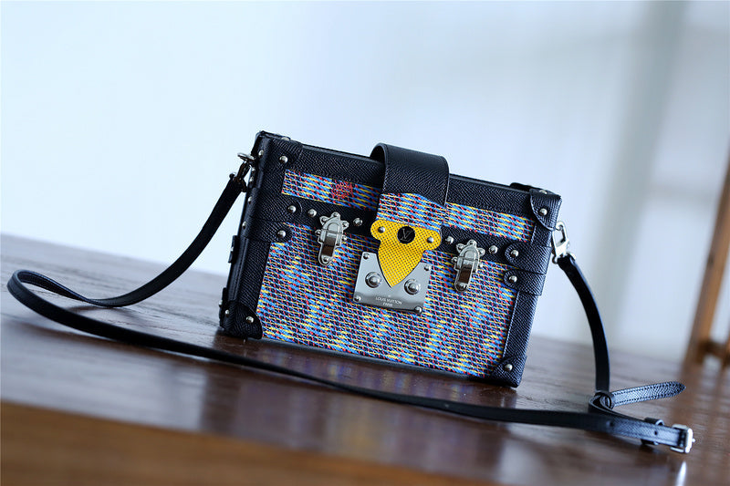 Fan Fashion Lu-Vi bags - 8216