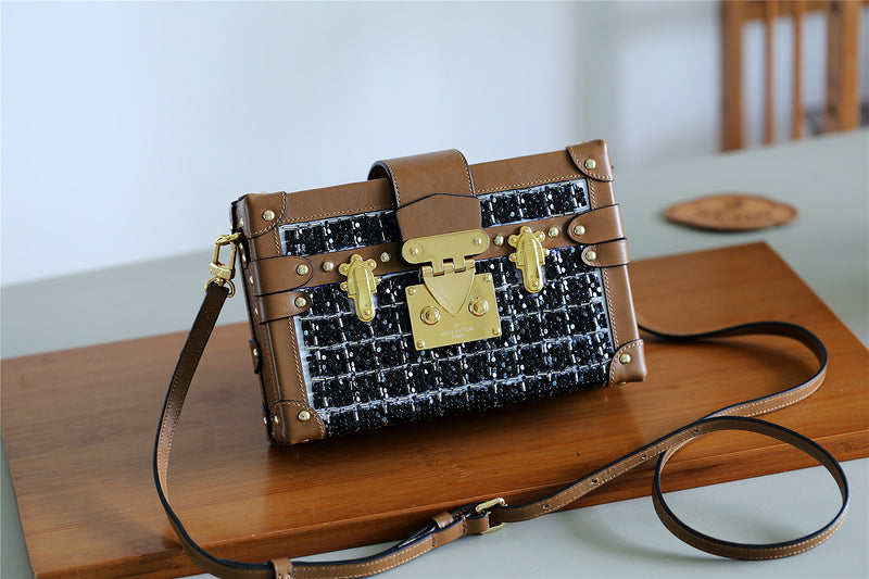 Fan Fashion Lu-Vi bags - 8225