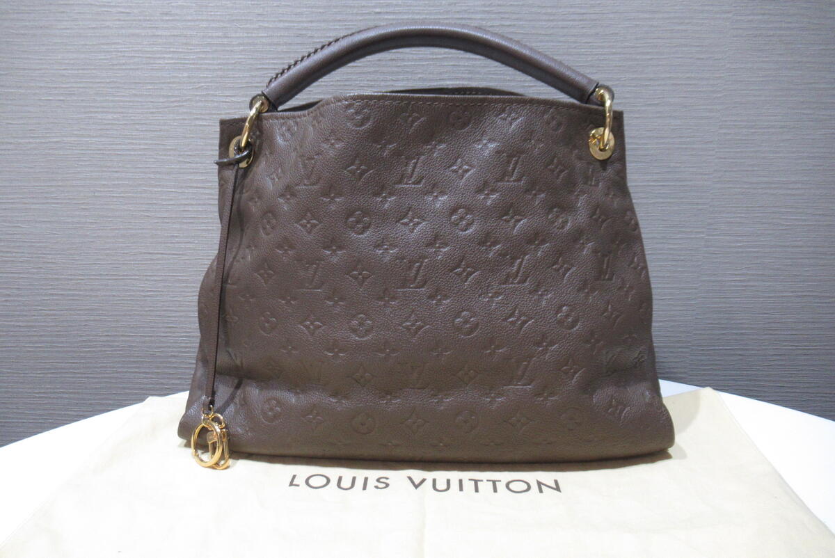 Louis Vuitton Monogram Artsy MM Handbag