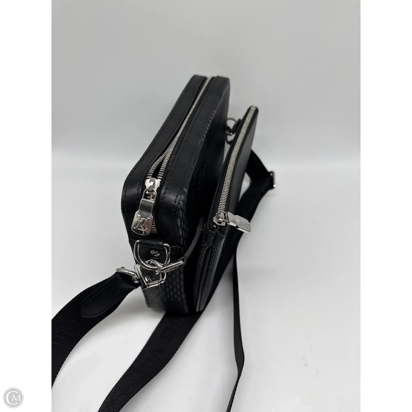 Crossbody Luxury Designer By Louis Vuitton, Size: Medium