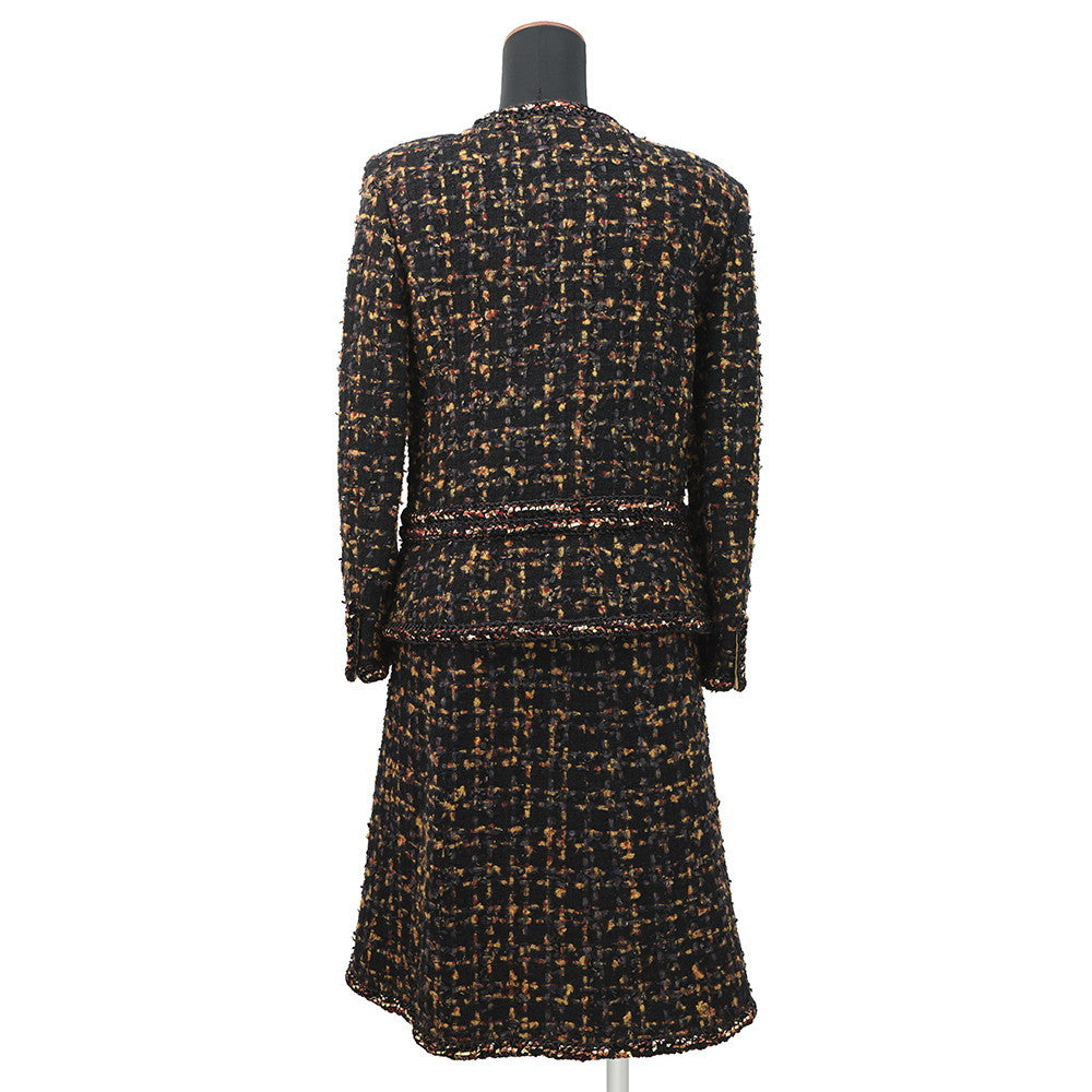 CHANEL Tweed 4-pocket collarless jacket and skirt set with Gripoa buttons Size Jacket36/Skirt38 Black/Yellow/Navy/Bordeaux/GoldP61915V47013 Cotton44% Polyamide31% Silk12% Acetate9% Mohair 4%