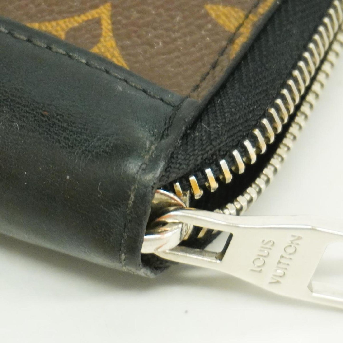 LOUIS VUITTON Zippy Wallet Vertical