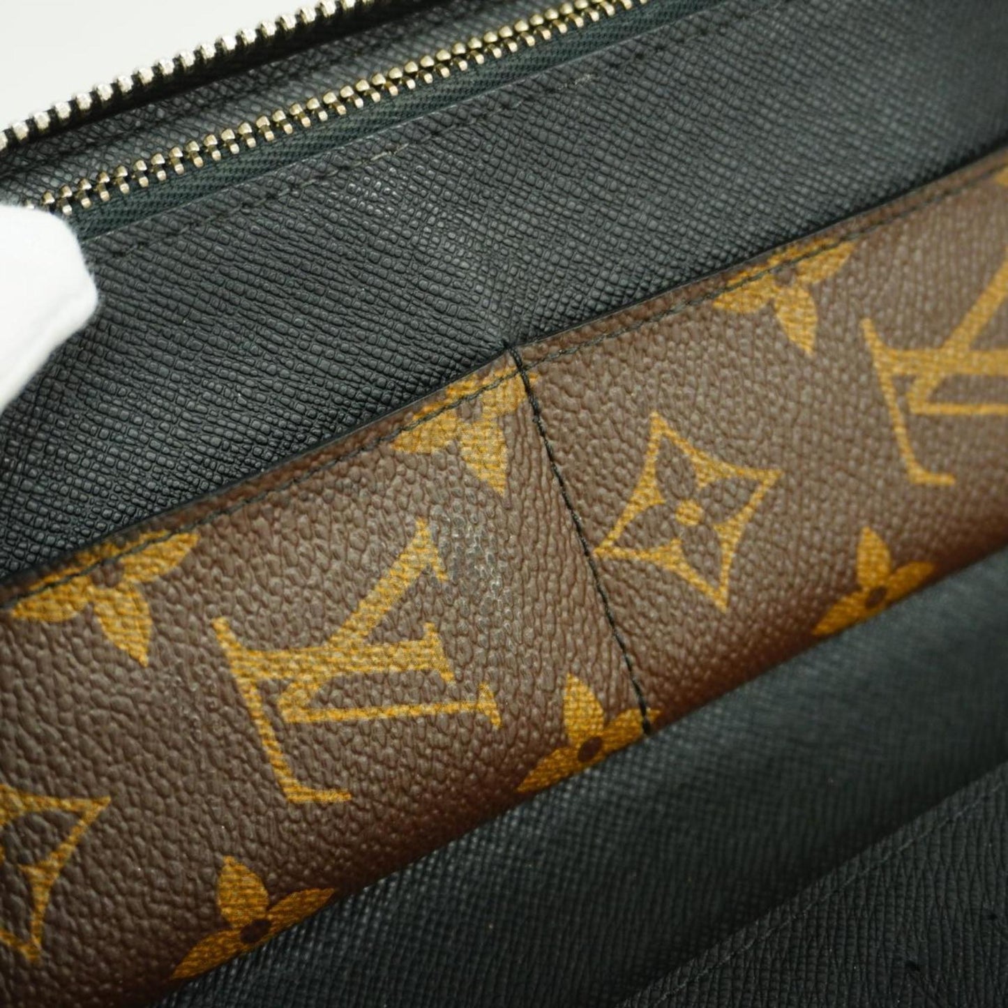 LOUIS VUITTON Zippy Wallet Vertical