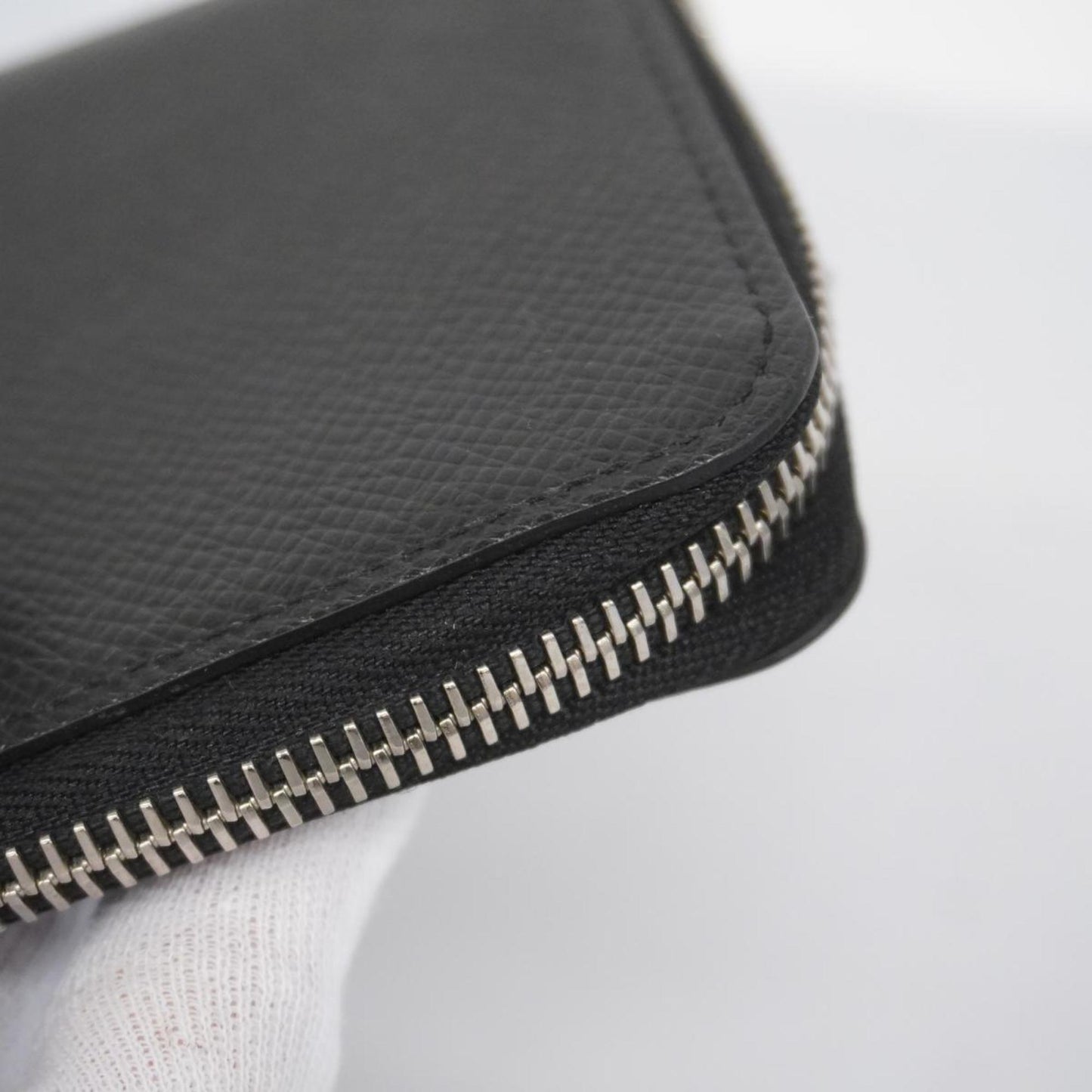 LOUIS VUITTON Zippy Wallet Vertical