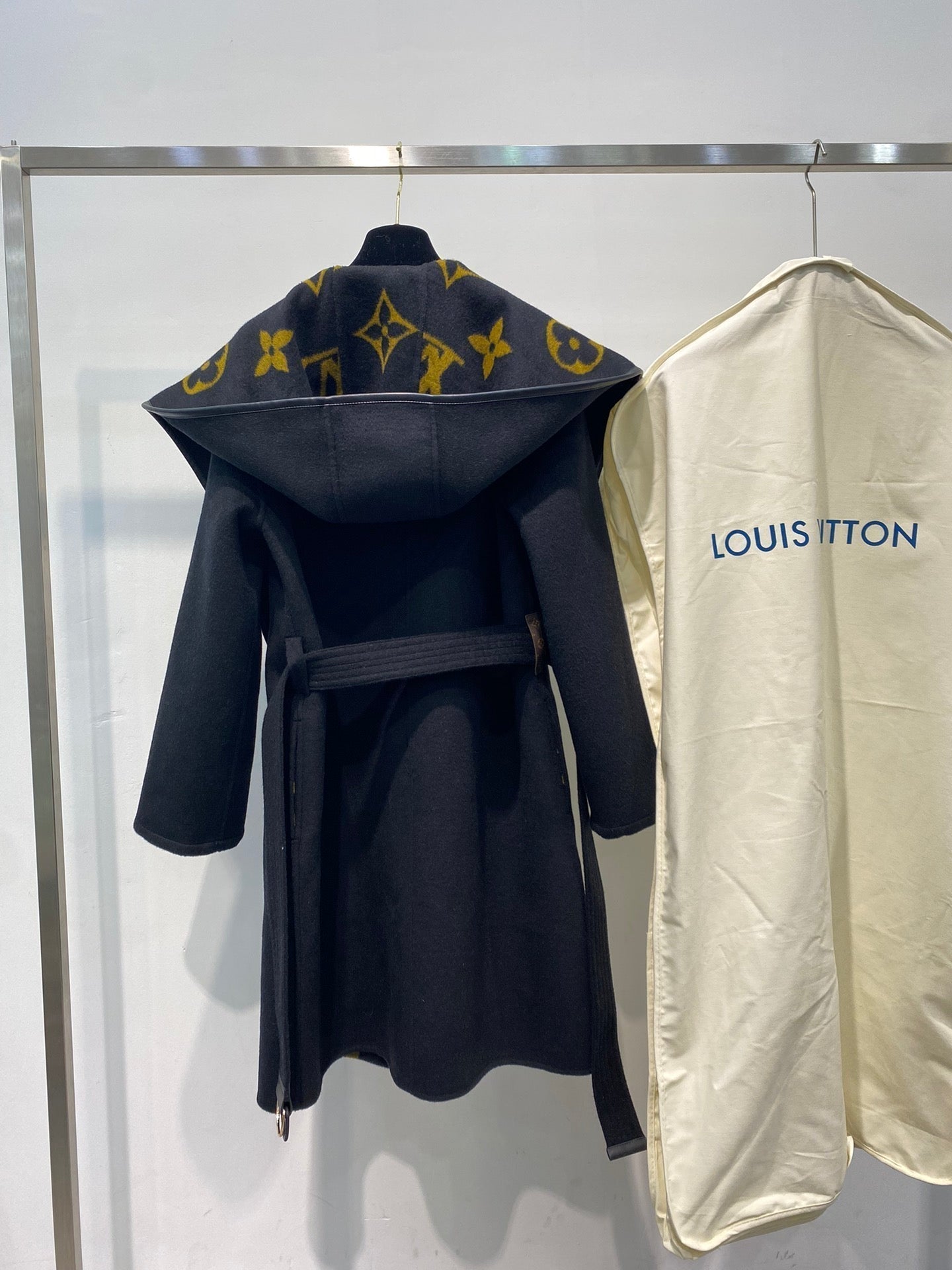 Luxury Louis Vuitton  Wrap Coat 037