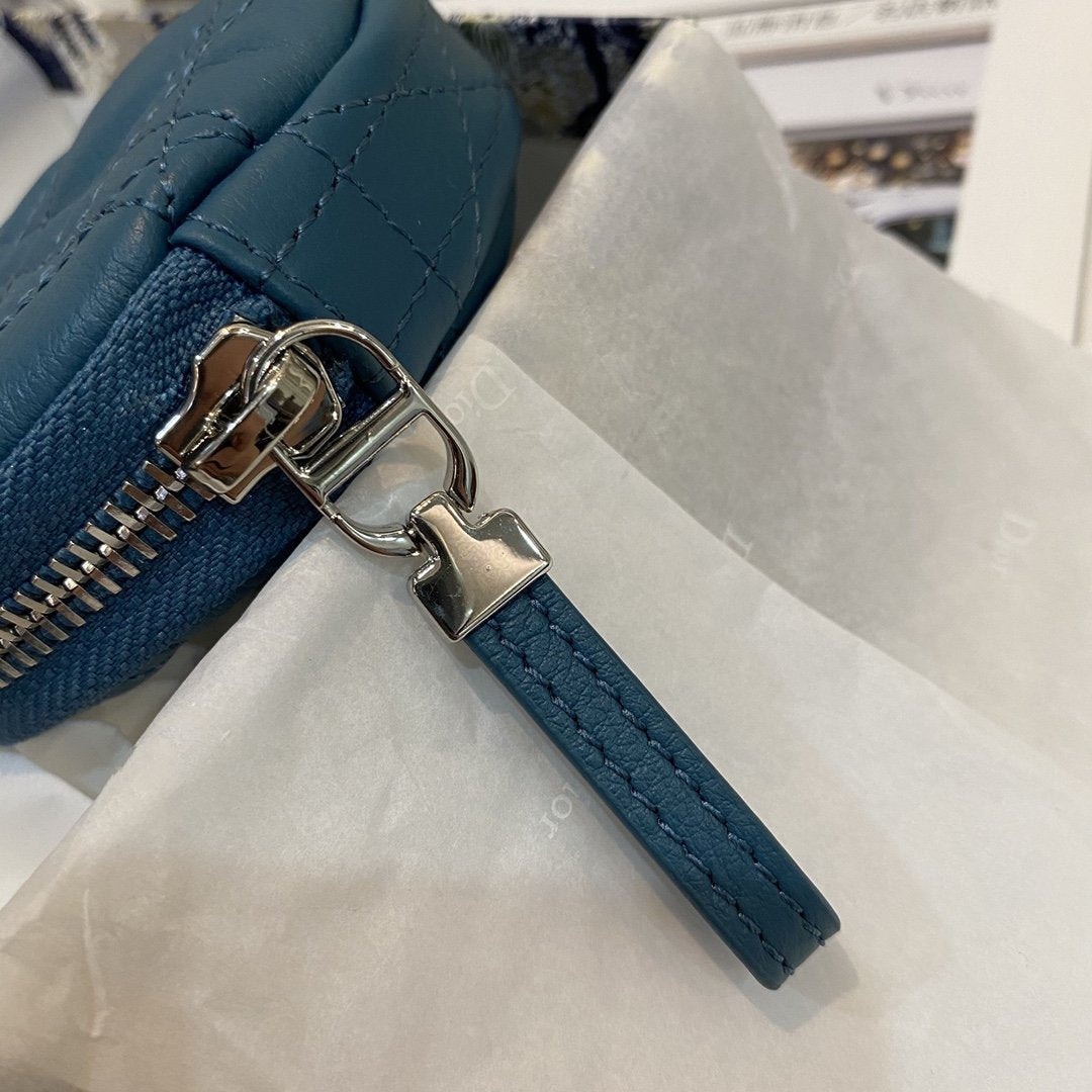 DETACHABLE CARO ROUND COIN PURSE DEEP OCEAN BLUE CANNAGE CALFSKIN Amelia
