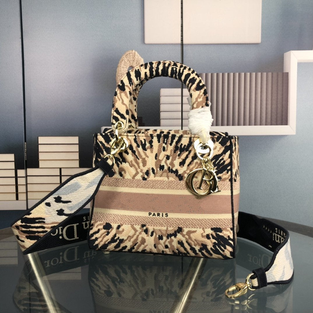 MEDIUM D-LITE 24 BEIGE MILTI COLOR MIZZA EMBROIDERY Amelia