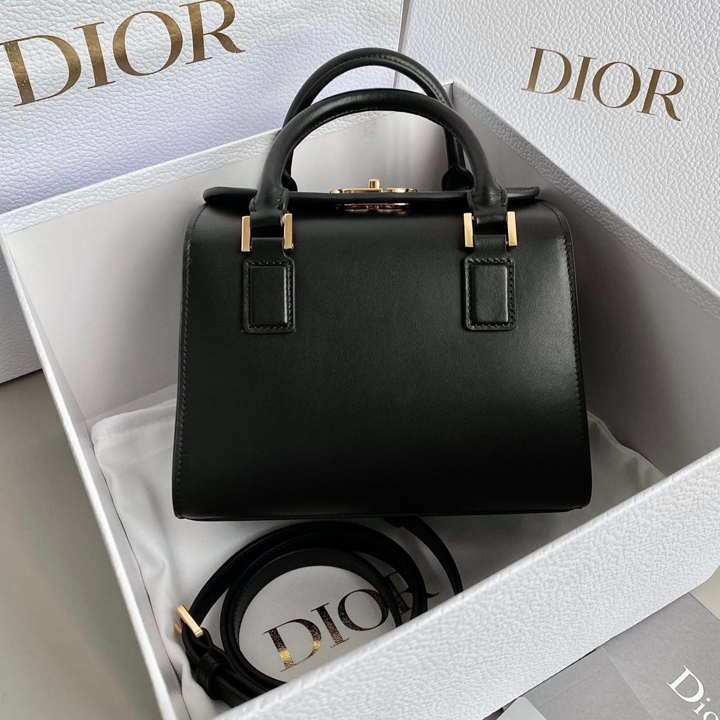 SMALL BOSTON 22 BLACK BOX CALFSKIN Amelia
