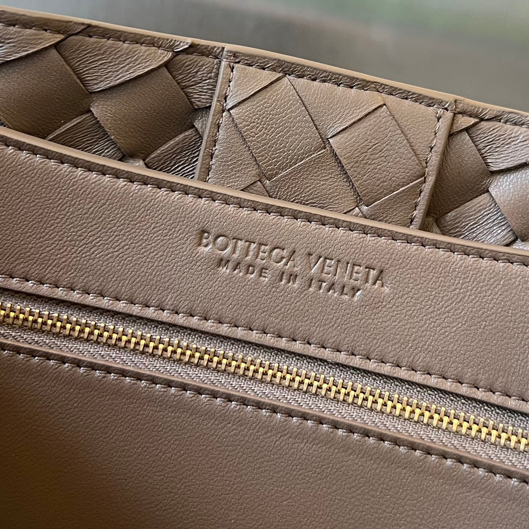 Amelia MEDIUM ANDIAMO 32CM CHOCOLATE LAMBSKIN Amelia