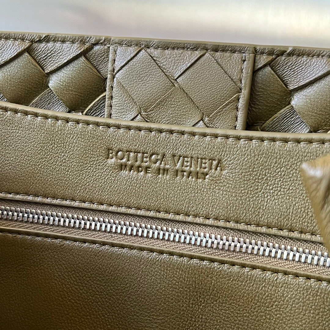 Amelia MEDIUM ANDIAMO 32CM OLIVE LAMBSKIN Amelia