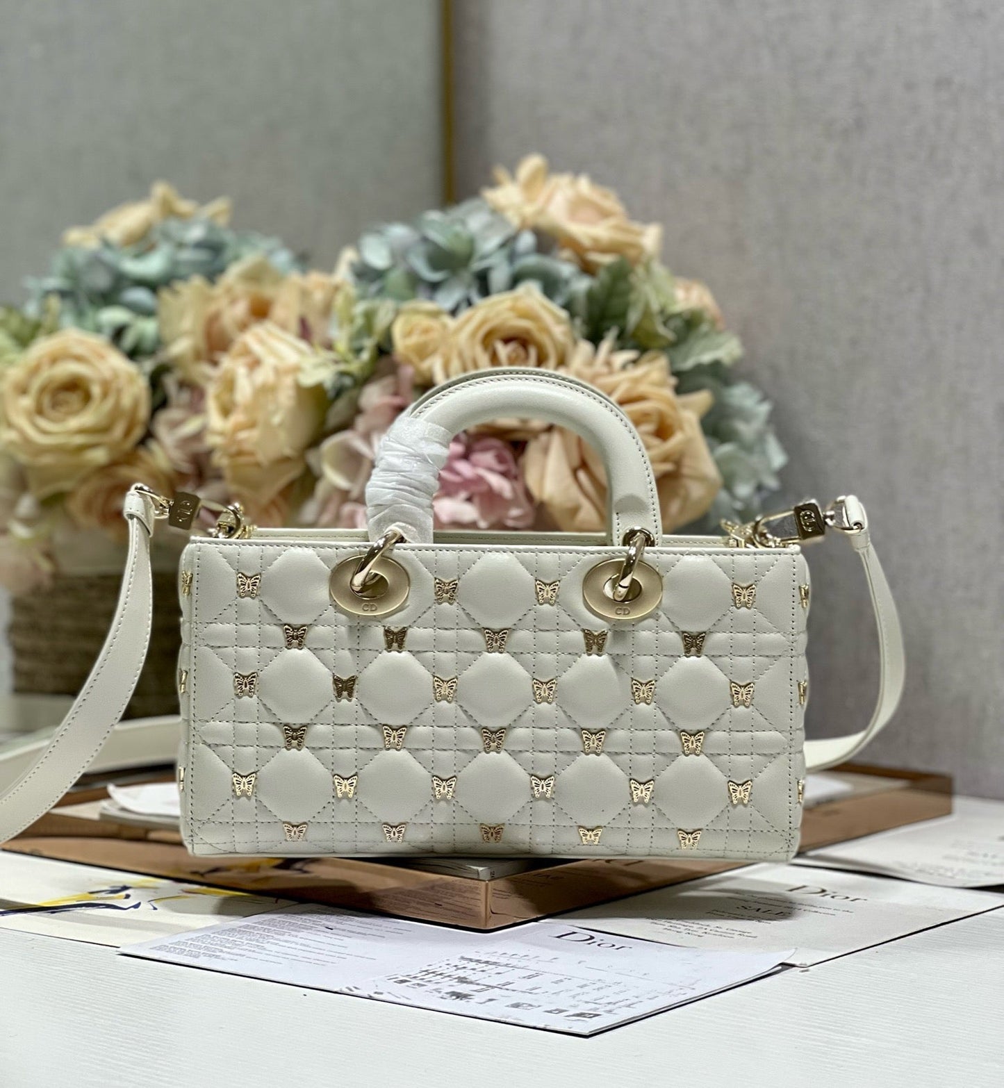 MEDIUM LADY D-JOY 26 BUTTERFLY STUD WHITE LAMBSKIN Amelia