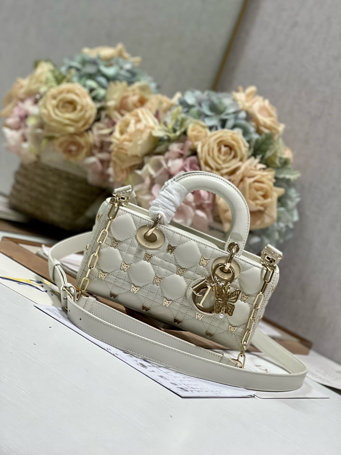 SMALL LADY D-JOY 22 BUTTERFLY STUD WHITE LAMBSKIN Amelia