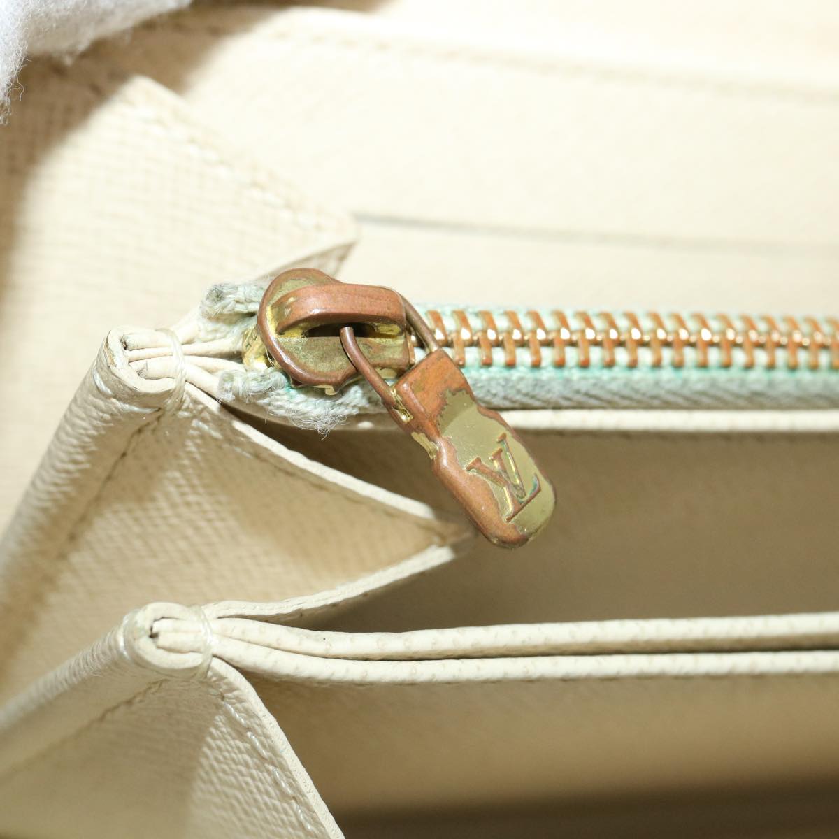 LOUIS VUITTON Zippy wallet