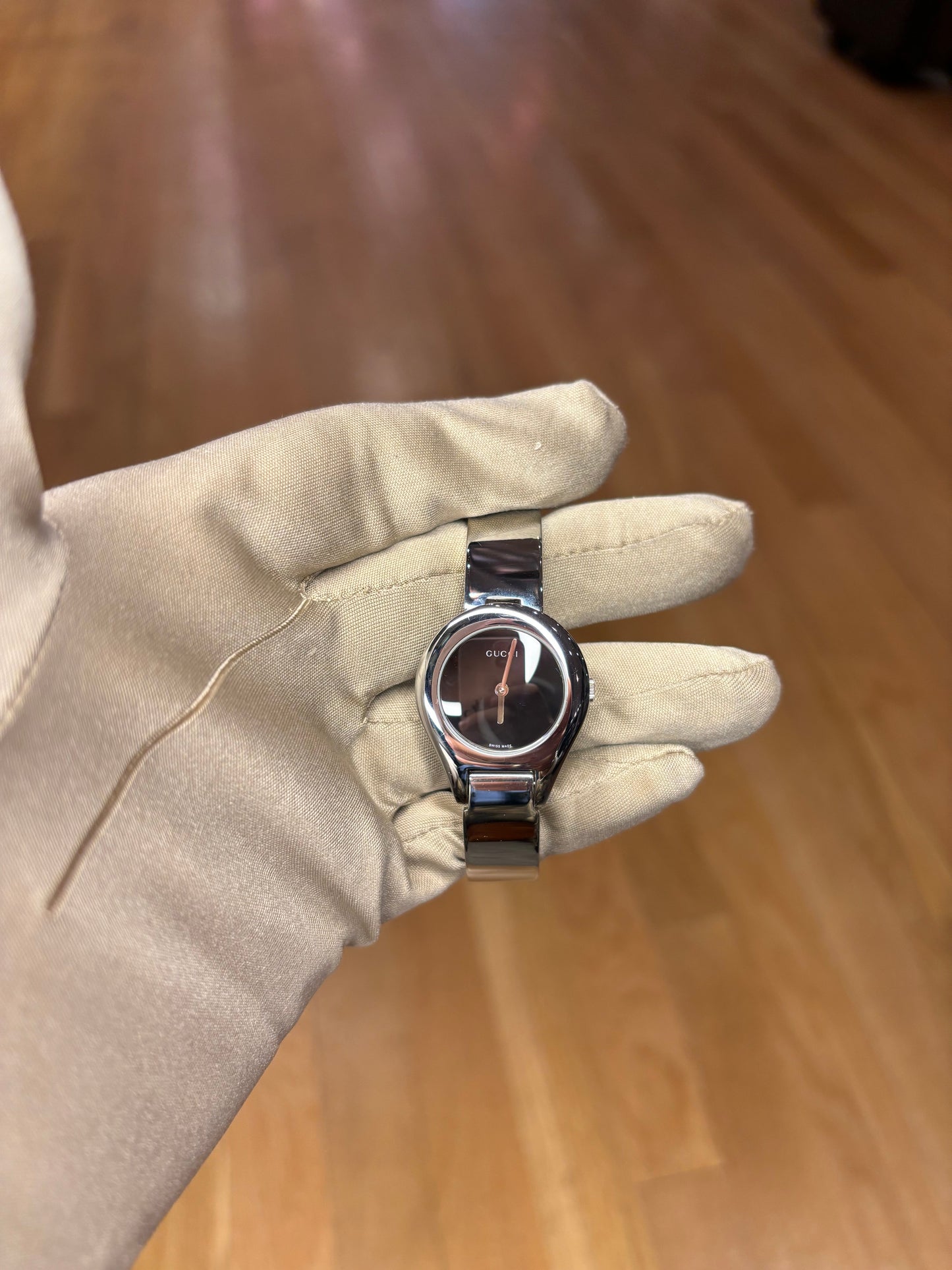 Gucci Black Round Dial Stainless Bangle Belt Clasp