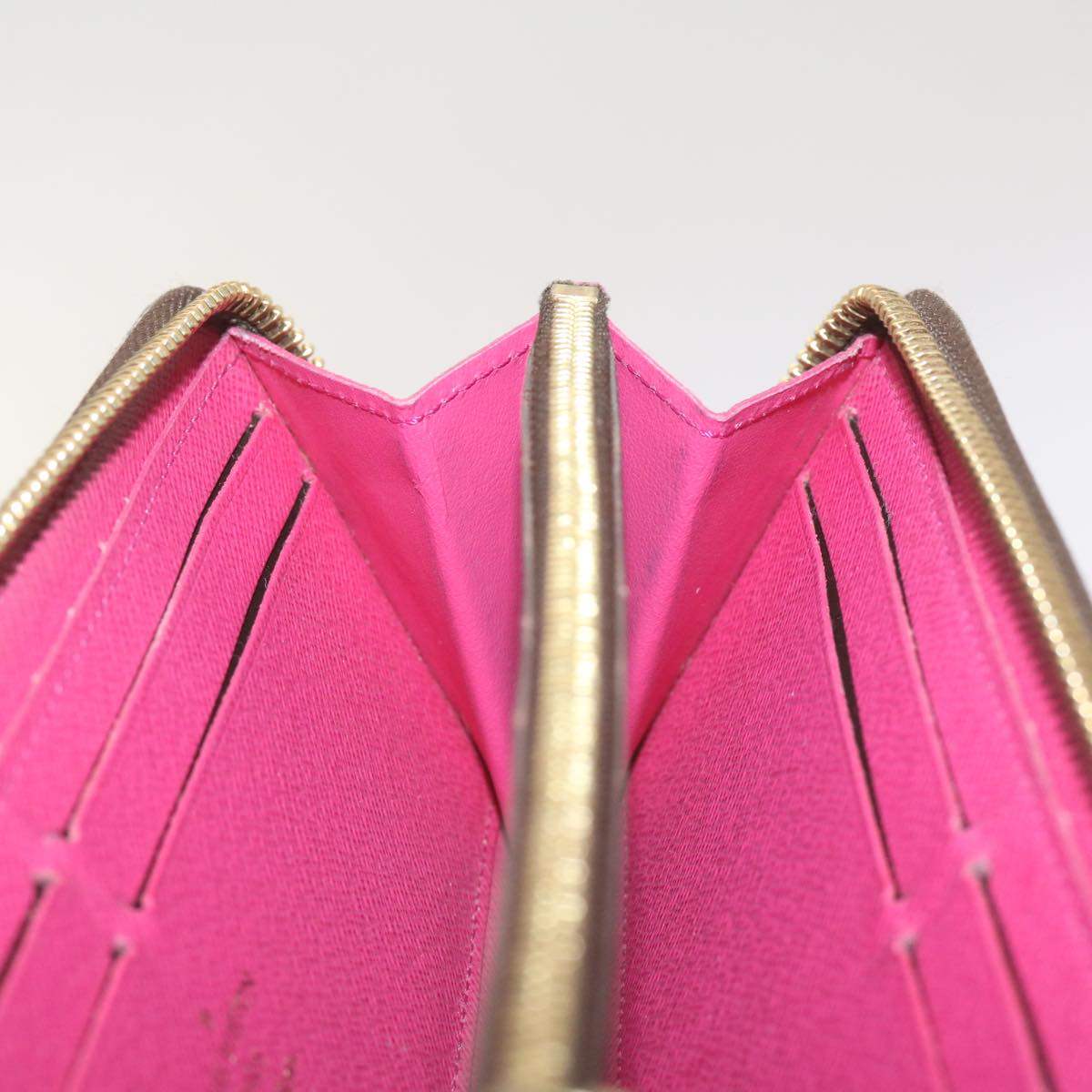 LOUIS VUITTON Zippy Wallet