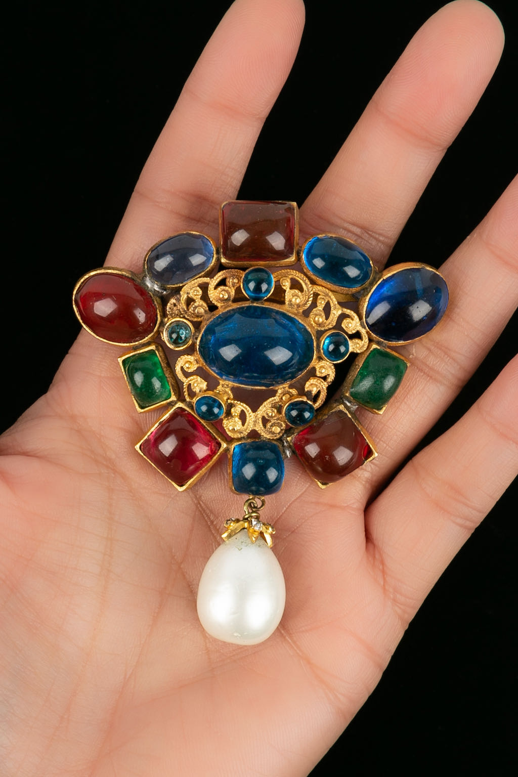 Broche en pâte de verre Chanel