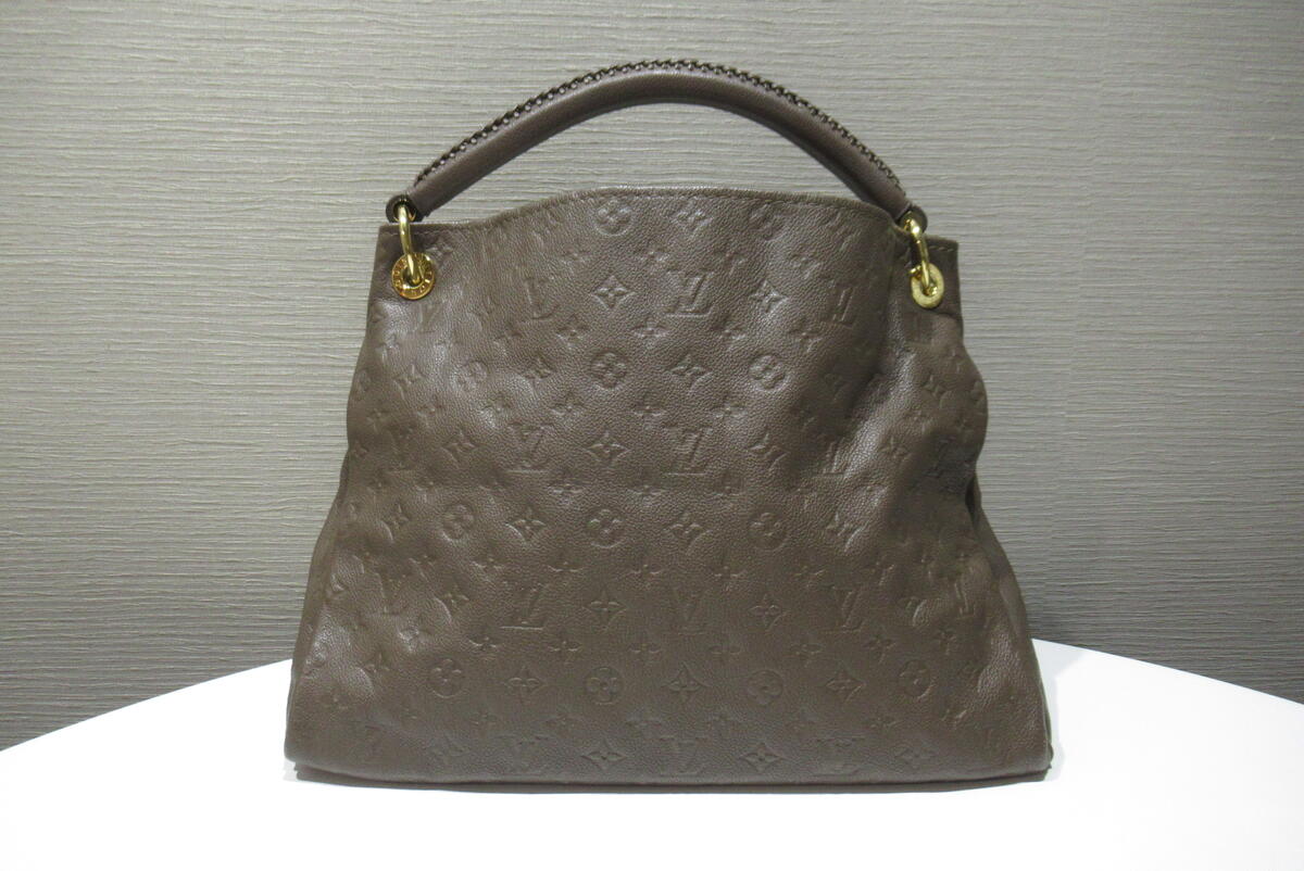 Louis Vuitton Monogram Artsy MM Handbag
