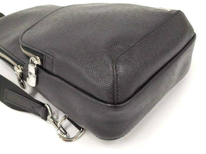 Louis Vuitton Avenue Sling Taiga Body Bag Noir