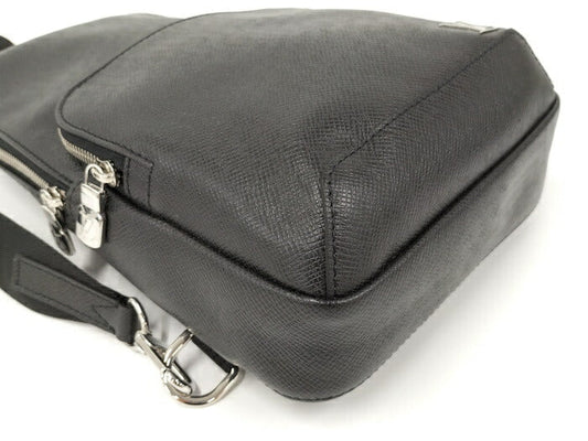 Louis Vuitton Avenue Sling Taiga Body Bag Noir