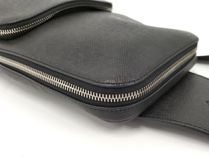 Louis Vuitton Avenue Sling Taiga Body Bag Noir