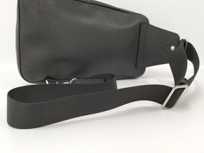Louis Vuitton Avenue Sling Taiga Body Bag Noir