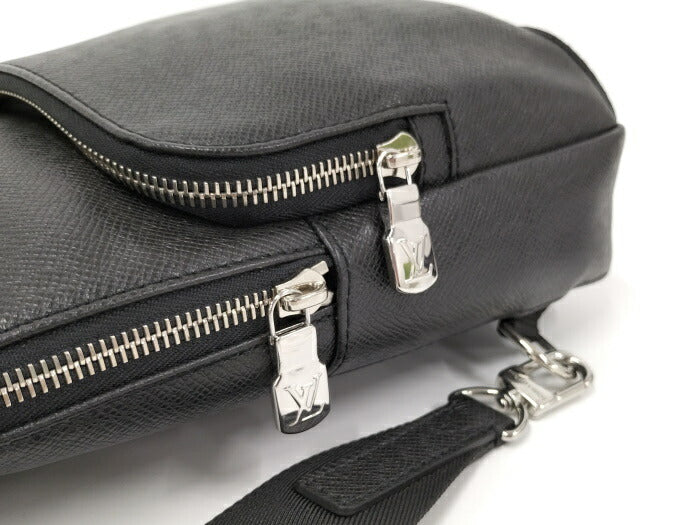 Louis Vuitton Avenue Sling Taiga Body Bag Noir