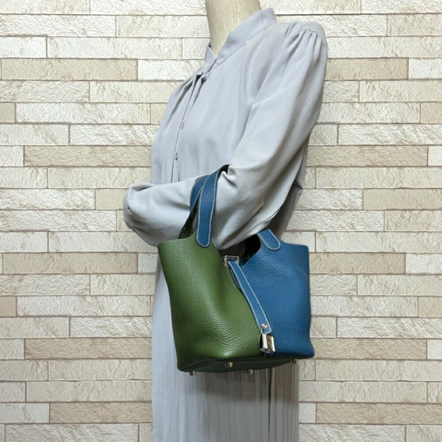 Hermes Blue Leather Handbag ( )
