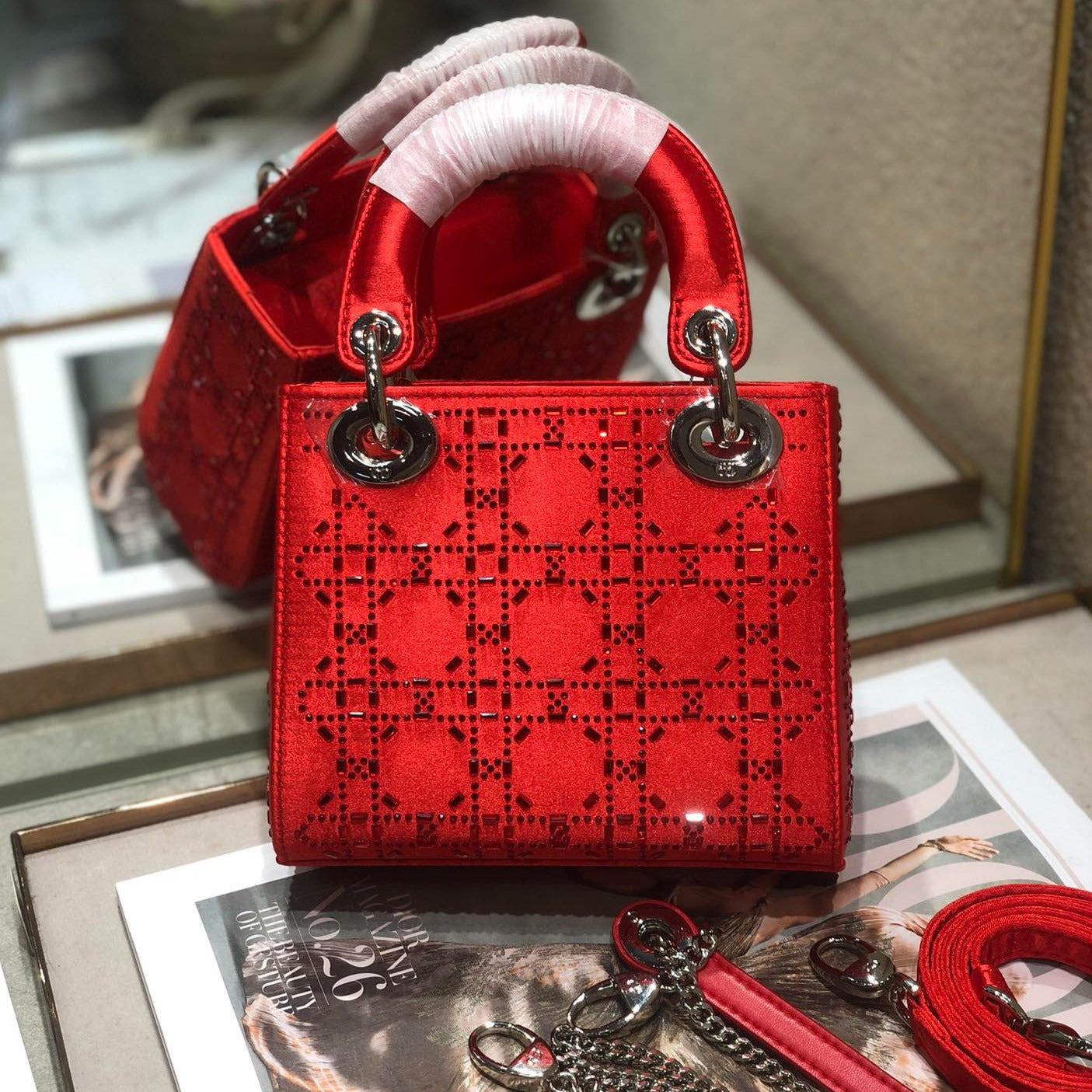 LADY 24 HANDBAG EMBOSSED DIAMOND IN CHERRY RED CALFSKIN Amelia
