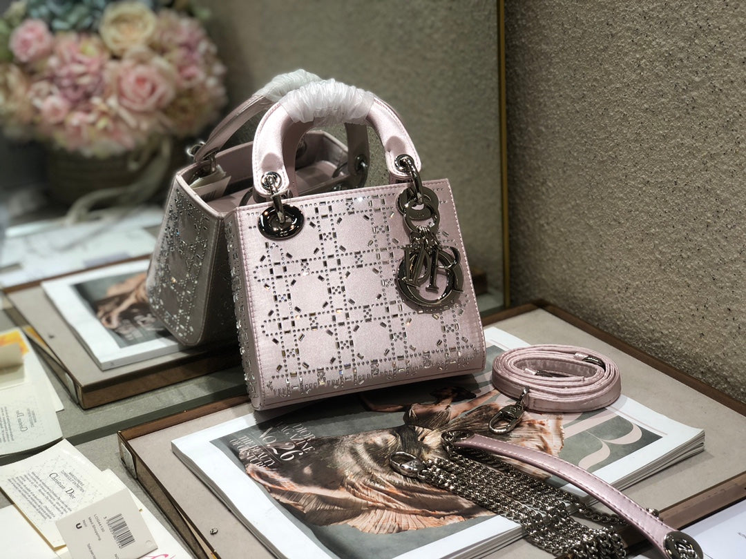 LADY 24 HANDBAG EMBOSSED DIAMOND IN SILVER CALFSKIN Amelia