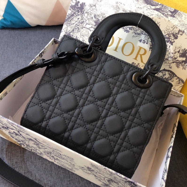 MEDIUM LADY 20 BAG IN BLACK CALFSKIN Amelia