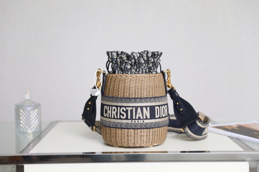 BUCKET BAG 19 IN BLACK OBLIQUE JACQUARD AND BEIGE WICKER Amelia