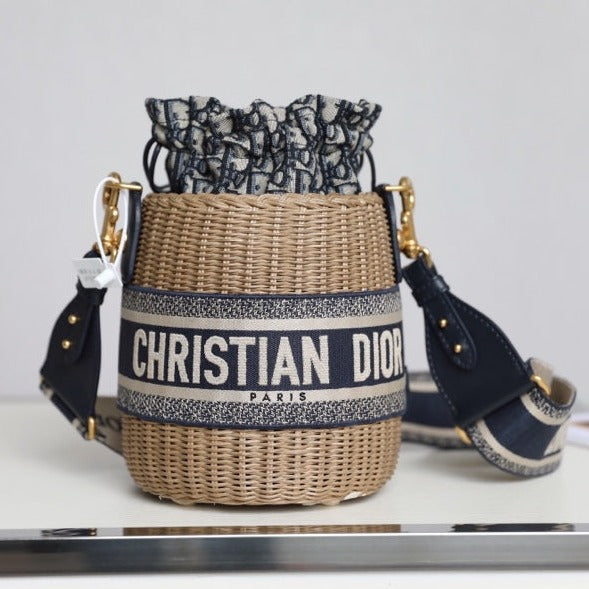 BUCKET BAG 19 IN BLACK OBLIQUE JACQUARD AND BEIGE WICKER Amelia