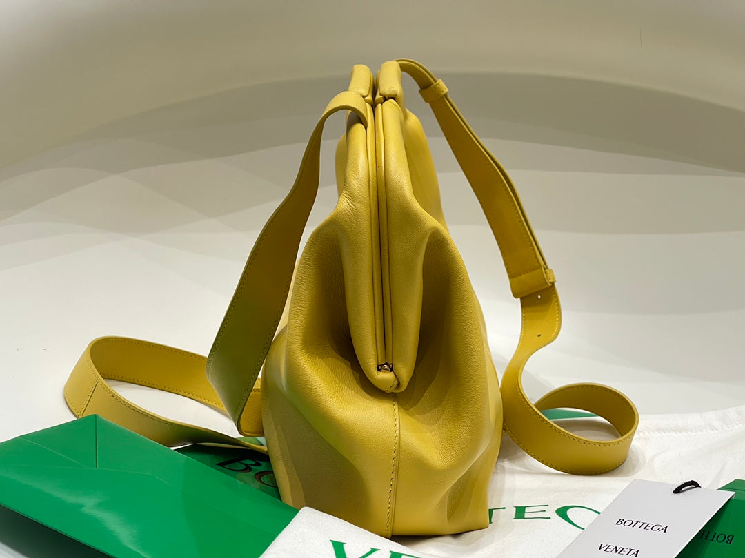 TRIANGLE HANDLE BAG 31 IN DANDELION YELLOW LAMBSKIN Amelia