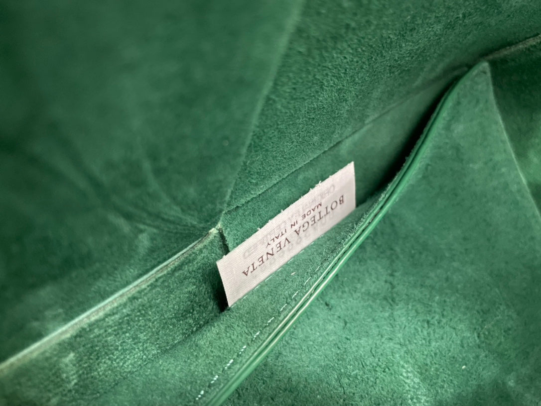 SMALL ARCO TOTE 30 IN GREEN PEA LAMBSKIN Amelia Amelia