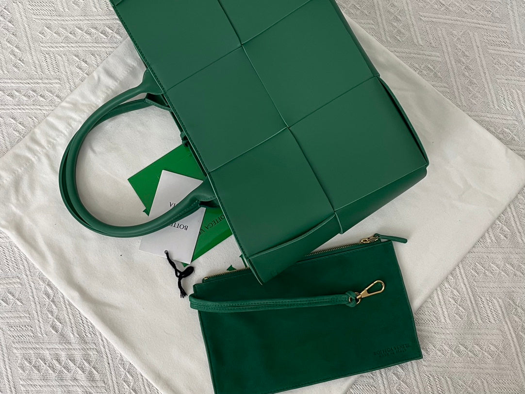 SMALL ARCO TOTE 30 IN GREEN PEA LAMBSKIN Amelia Amelia