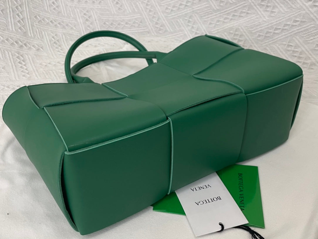 SMALL ARCO TOTE 30 IN GREEN PEA LAMBSKIN Amelia