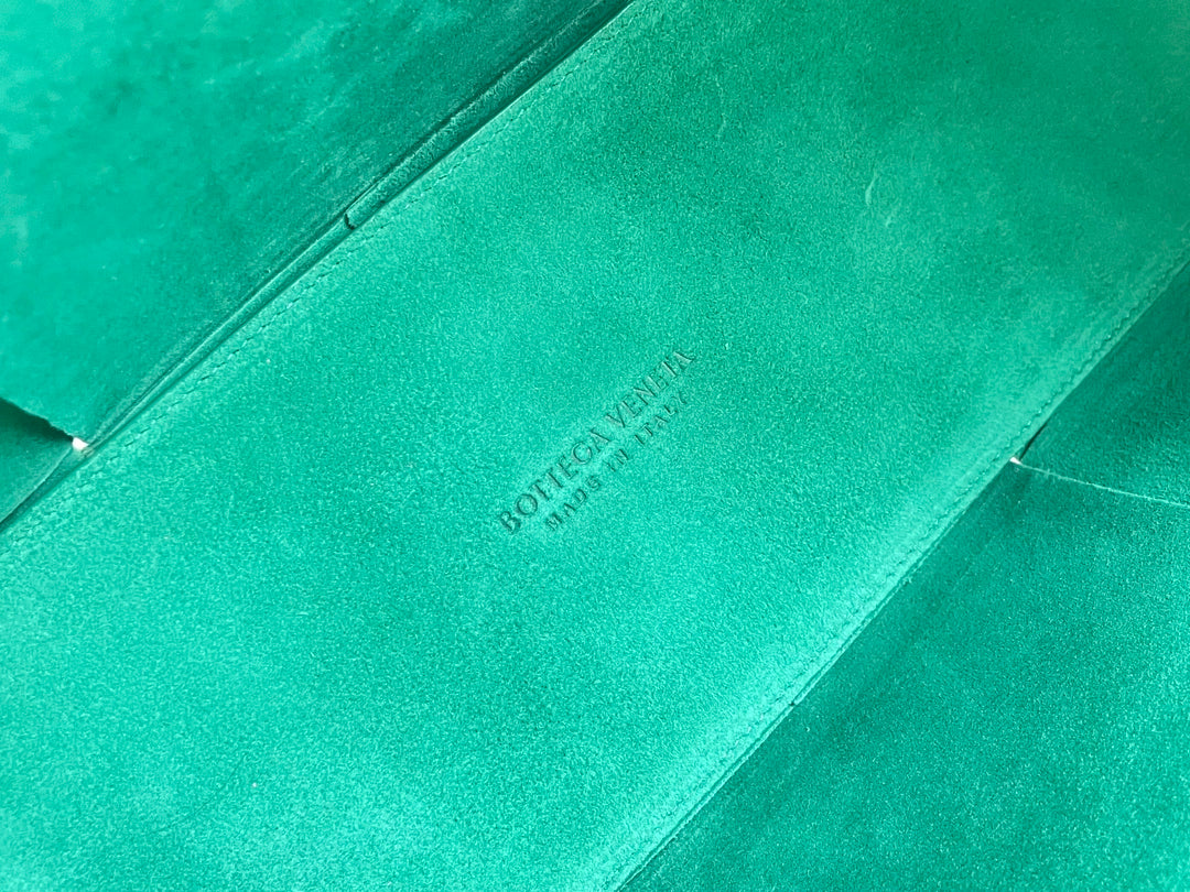 ARCO TOTE 36 IN KAITOKE GREEN CALFSKIN Amelia Amelia