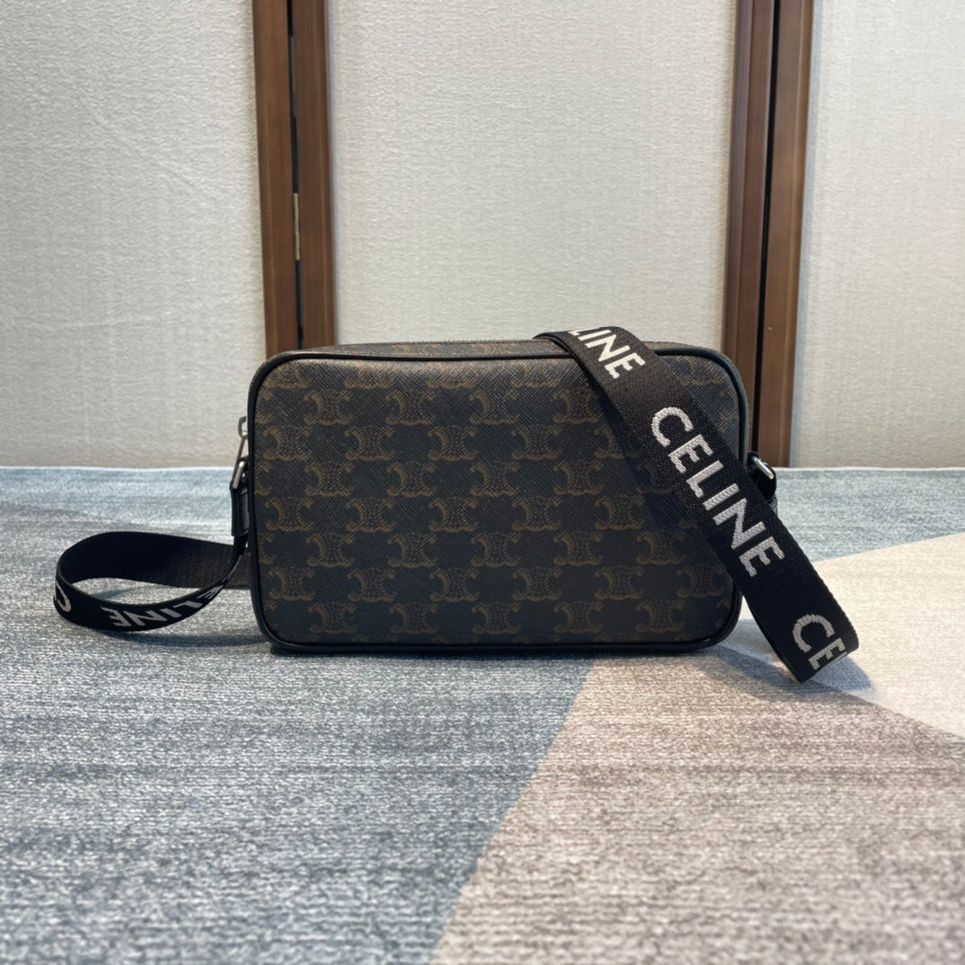 MEDIUM MESSENGER BAG 23 IN BLACK TRIOMPHE CANVAS Amelia Amelia