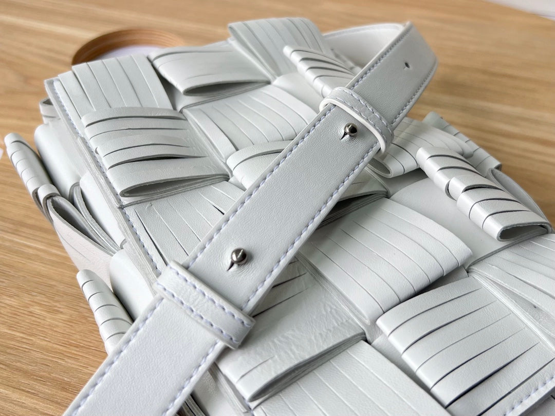 SMALL CASSETTE 23 IN WHITE FRINGED CALFSKIN Amelia Amelia