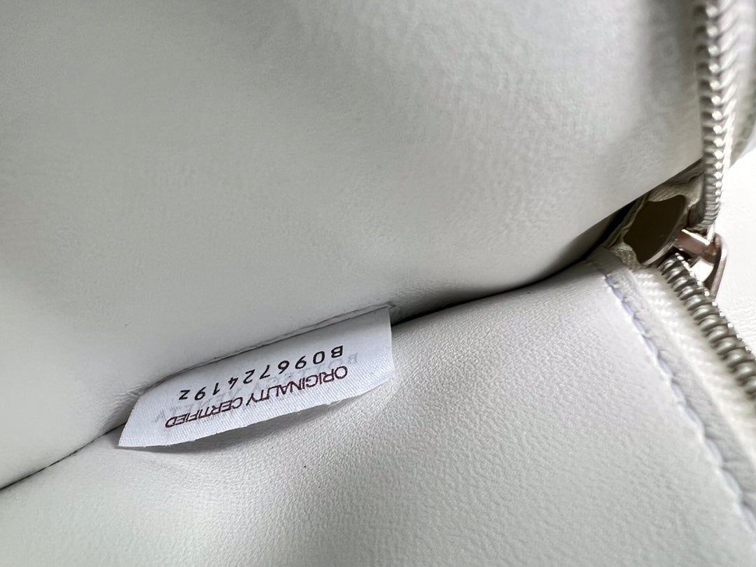 SMALL CASSETTE 23 IN WHITE FRINGED CALFSKIN Amelia