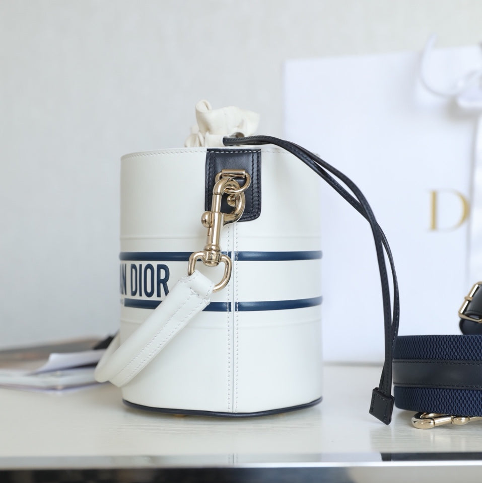 VIBE 18 BUCKET BAG IN WHITE CALFSKIN Amelia