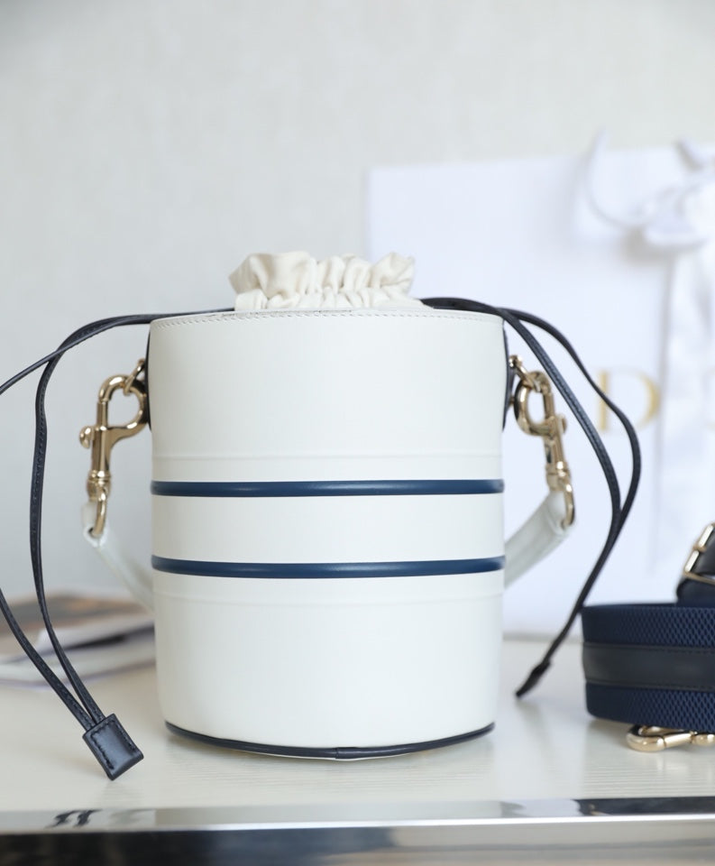 VIBE 18 BUCKET BAG IN WHITE CALFSKIN Amelia
