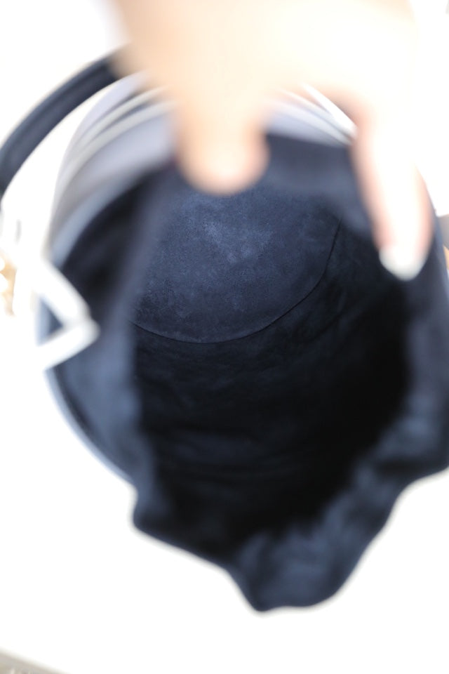 VIBE 18 BUCKET BAG IN BLACK CALFSKIN Amelia