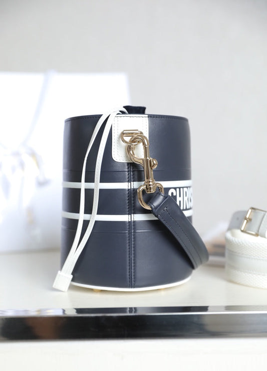 VIBE 18 BUCKET BAG IN BLACK CALFSKIN Amelia