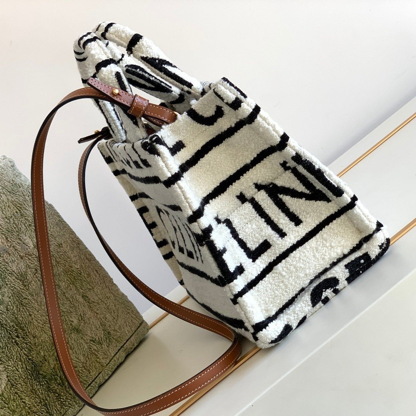 TRIOMPHE 26 FABRIC WHITE BLACK Amelia
