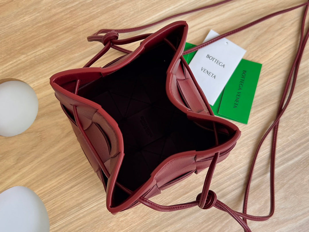 SMALL CASSETTE BUCKET 18 IN BURGUNDY RED CALFSKIN Amelia