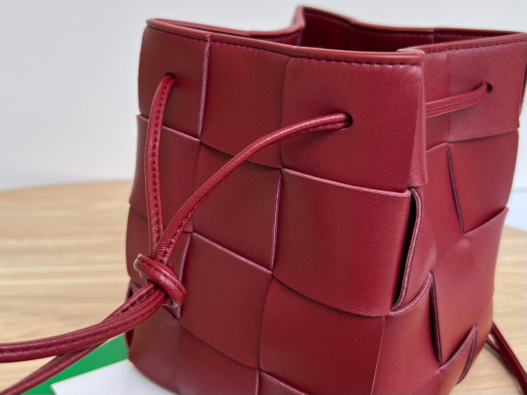 SMALL CASSETTE BUCKET 18 IN BURGUNDY RED CALFSKIN Amelia Amelia